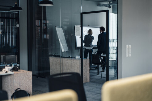 Professionelles Team arbeitet im Sitzungssaal im Büro zusammen - JOSEF04822