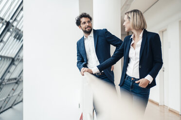 Professionelles Team bei einer Diskussion im Büroflur - JOSEF04859