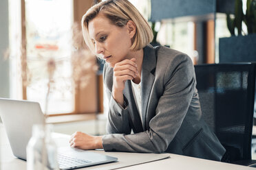 Geschäftsfrau mit Laptop bei der Arbeit im Büro - JOSEF04898