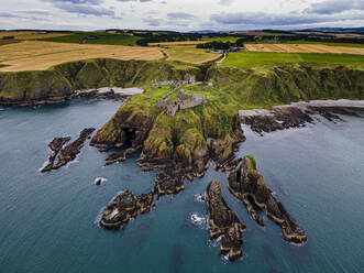 UK, Schottland, Stonehaven, Luftaufnahme von Dunnottar Castle und den umliegenden Klippen - RUNF04515