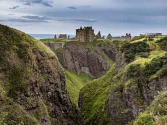 UK, Schottland, Stonehaven, Schlucht vor der Burg Dunnottar - RUNF04517