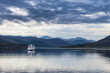 UK, Schottland, Ullapool, Wolken über einem einsamen Fischerboot, das über die Bucht im schottischen Hochland segelt - RUNF04521