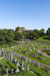 UK, Schottland, Stirling, Alter Stadtfriedhof mit Stirling Castle im Hintergrund - RUNF04525