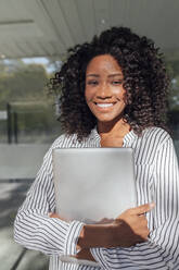 Lächelnd schöne weibliche professionelle stehend mit Laptop - JRVF01093