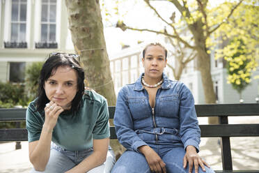 Frauen, die auf einer Bank sitzen und starren - PMF01847
