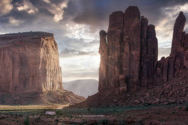 Spektakuläre Szenerie von hohen Felsformationen im Monument Valley in Amerika unter buntem Himmel bei Sonnenuntergang - ADSF24920