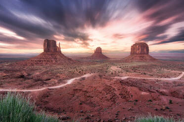 Spektakuläre Szenerie von hohen Felsformationen im Monument Valley in Amerika unter buntem Himmel bei Sonnenuntergang - ADSF24924