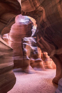 Malerische Landschaft von engen und tiefen Slot Canyon beleuchtet durch Tageslicht in Antelope Canyon in Amerika platziert - ADSF24926