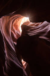 Malerische Landschaft von engen und tiefen Slot Canyon beleuchtet durch Tageslicht in Antelope Canyon in Amerika platziert - ADSF24928