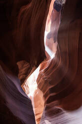 Malerische Landschaft von engen und tiefen Slot Canyon beleuchtet durch Tageslicht in Antelope Canyon in Amerika platziert - ADSF24930