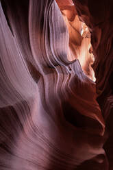 Malerische Landschaft von engen und tiefen Slot Canyon beleuchtet durch Tageslicht in Antelope Canyon in Amerika platziert - ADSF24932