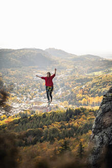 Junge Frau balanciert beim Highlining in Baden-Baden, Deutschland - MSUF00535