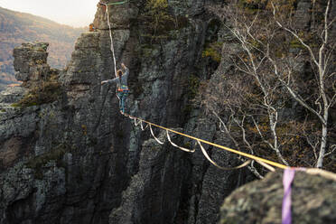 Frau balanciert beim Highlining in Baden-Baden, Deutschland - MSUF00541