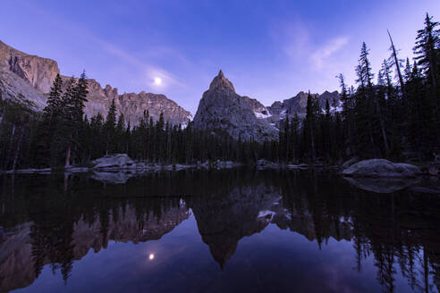 Reflexion des Lone Eagle Peak auf dem Mirror Lake gegen den Himmel in der Abenddämmerung - CAVF94256