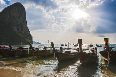 Traditionelle Longtail-Boote am Strand von Railay geparkt - CAVF94302