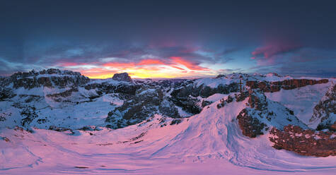 Rosa Sonnenuntergang auf den schneebedeckten Bergen Gran Cir, Geisler, Langkofel und Sellagruppe im Winter, Dolomiten, Südtirol, Italien, Europa - RHPLF19801