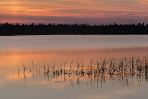 Toras-Sieppi-See bei Sonnenuntergang, Torassieppi, Muonio, Lappland, Finnland, Europa - RHPLF19811