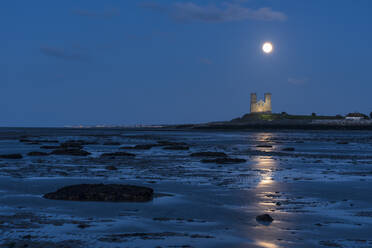 Vollmond über Reculver Towers, Strand bei Ebbe, Reculver, Herne Bay, Kent, England, Vereinigtes Königreich, Europa - RHPLF19814