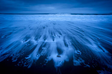 Rückläufige Flut in der Morgendämmerung, Oxwich Bay, Gower Peninsula, Swansea, Wales, Vereinigtes Königreich, Europa - RHPLF19815