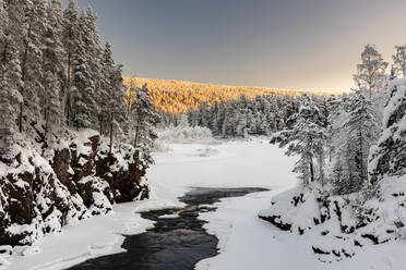 Patoniva-Fluss und schneebedeckte Winterlandschaft, Oulanka-Nationalpark, Kuusamo, Finnland, Europa - RHPLF19822