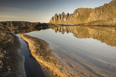 Spiegelung im Felsbecken des Teufelszahngebirges, von Tungenet, Abendsonne, Senja, Norwegen, Skandinavien, Europa - RHPLF19832