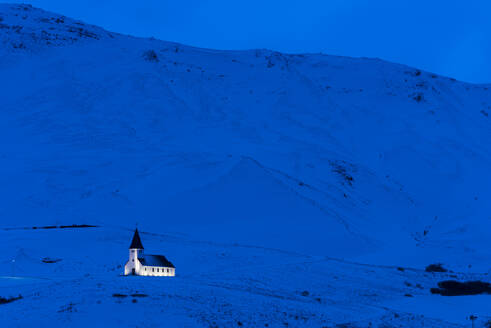 Die beleuchtete Kirche von Vik in der Morgendämmerung, Vik, Island, Polarregionen - RHPLF19836