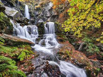 Langzeitbelichtung an den Dardagna-Wasserfällen im Herbst, Parco Regionale del Corno alle Scale, Emilia Romagna, Italien, Europa - RHPLF19852