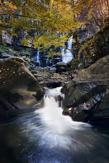 Langzeitbelichtung an den Dardagna-Wasserfällen im Herbst, Parco Regionale del Corno alle Scale, Emilia Romagna, Italien, Europa - RHPLF19855