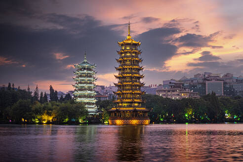 Sonne und Mond Pagoden bei Sonnenuntergang in Guilin, Guilin, Guangxi, China, Asien - RHPLF19868