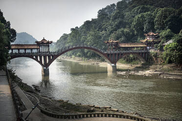 Traditionelle chinesische Brücke in Leshan, Sichuan, China, Asien - RHPLF19869