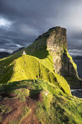 Sonnenuntergang am Kallur-Leuchtturm auf der Insel Kalsoy, Färöer Inseln, Dänemark, Europa - RHPLF19873