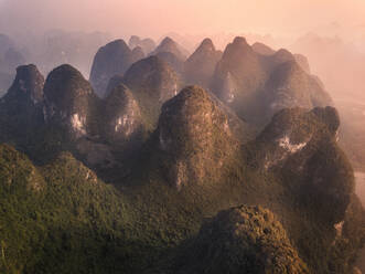 Luftaufnahme der Yangshuo-Berge im Li-Flussgebiet, Guangxi, China, Asien - RHPLF19880