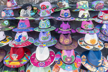 Bunte Hüte zu verkaufen, Cuernavaca, Mexiko, Nordamerika - RHPLF19894