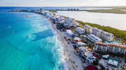 Luftaufnahme der Hotelzone mit dem türkisfarbenen Wasser von Cancun, Quintana Roo, Mexiko, Nordamerika - RHPLF19902