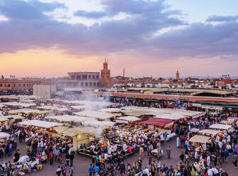 Jemaa el-Fnaa (Jemaa el-Fna) bei Sonnenuntergang, Platz und Markt in der Alten Medina, UNESCO-Weltkulturerbe, Marrakesch, Region Marrakesch-Safi, Marokko, Nordafrika, Afrika - RHPLF19922