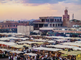 Jemaa el-Fnaa (Jemaa el-Fna) bei Sonnenuntergang, Platz und Markt in der Alten Medina, UNESCO-Weltkulturerbe, Marrakesch, Region Marrakesch-Safi, Marokko, Nordafrika, Afrika - RHPLF19924