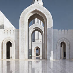 Perspektive auf Bögen und Minarett der Sultan-Qaboos-Moschee, Muscat, Oman, Naher Osten - RHPLF19934