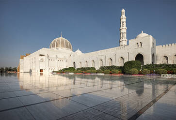 Sultan-Qaboos-Moschee spiegelt sich im glänzenden Marmorboden, Muscat, Oman, Naher Osten - RHPLF19935