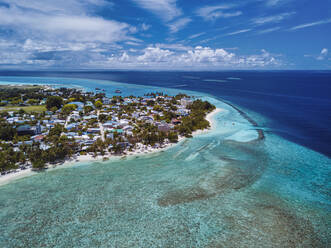 Häuser auf der Insel Thulusdhoo unter dem Himmel, Kaafu-Atoll, Malediven - KNTF06250