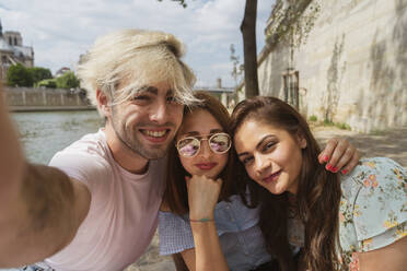 Lächelnder Mann macht Selfie mit Freundinnen - AFVF08960