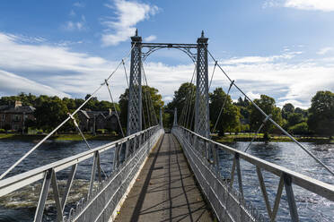 UK, Scotland, Inverness, Greig Street Bridge spanning over River Ness - RUNF04527