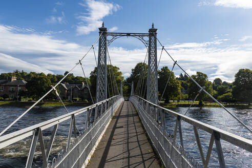 Großbritannien, Schottland, Inverness, Greig Street Bridge über den Fluss Ness - RUNF04527