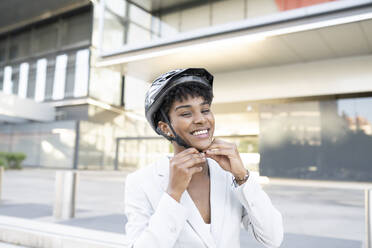 Lächelnde Geschäftsfrau mit Helm - JCCMF02929