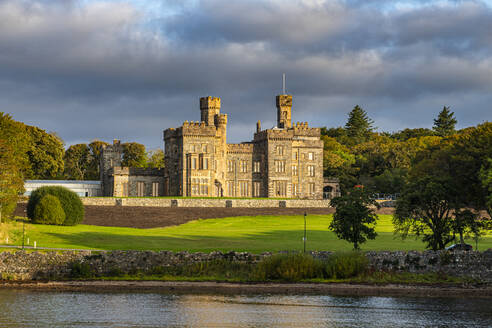 UK, Schottland, Stornoway, Wolken über Lews Castle - RUNF04538