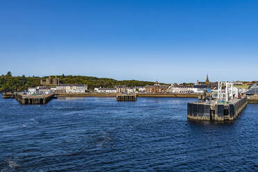 UK, Schottland, Stornoway, Klarer blauer Himmel über dem Hafen der Küstenstadt - RUNF04547