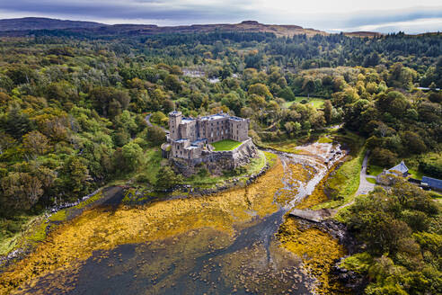 UK, Schottland, Dunvegan, Luftaufnahme von Dunvegan Castle und der umliegenden Landschaft - RUNF04548