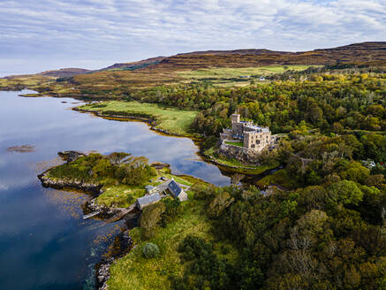 UK, Schottland, Dunvegan, Luftaufnahme von Dunvegan Castle und der umliegenden Landschaft - RUNF04549