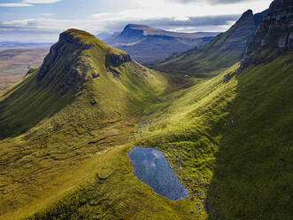 UK, Schottland, Luftaufnahme der grünen Berglandschaft des Erdrutsches von Quiraing - RUNF04551