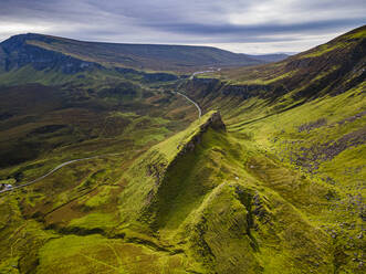 UK, Schottland, Luftaufnahme der grünen Berglandschaft des Erdrutsches von Quiraing - RUNF04553