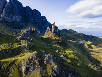 UK, Schottland, Luftaufnahme der Old Man of Storr-Formation - RUNF04555